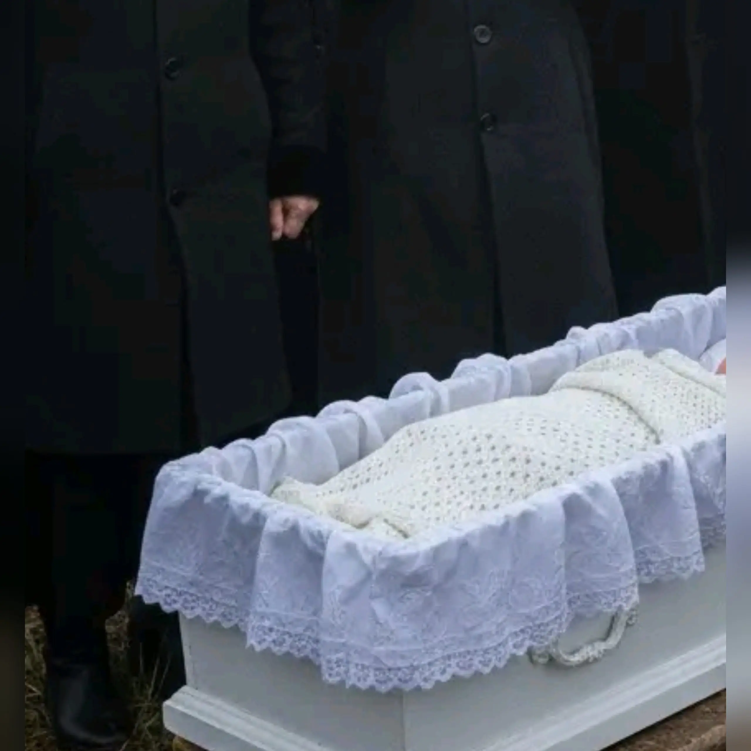 тайна маленького гроба потрясла всю деревню